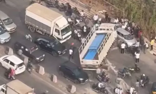 Thane ट्रैफिक जाम: मुंबई-नासिक हाईवे पर भारी वाहनों की टक्कर से मुख्य सड़क ब्लॉक हो गई