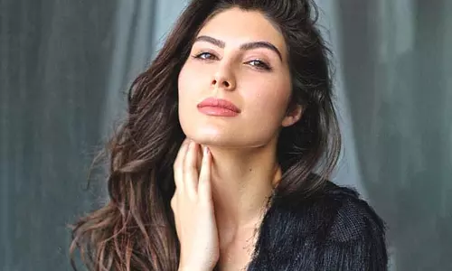 Elnaaz Norouzi ने ईरान में आज़ादी के नुकसान पर बात की Elnaaz Norouzi ने ईरान में आज़ादी के नुकसान पर बात की