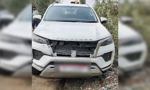 पुलिस को देखते ही फॉर्च्यूनर छोड़ क्यों भागा माफिया? जो मिला उसे देखते ही मचा हड़कंप पुलिस को देखते ही फॉर्च्यूनर छोड़ क्यों भागा माफिया? जो मिला उसे देखते ही मचा हड़कंप