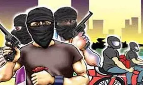 Bhubaneswar शहर में महिला को बंदूक की नोक पर लूटा गया। Bhubaneswar शहर में महिला को बंदूक की नोक पर लूटा गया।
