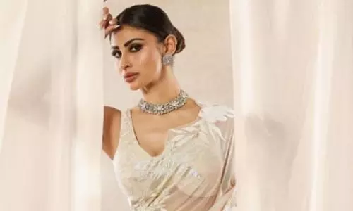 Mouni Roy ने मुंबई के जुहू में अपनी अगली फिल्म की शूटिंग शुरू की Mouni Roy ने मुंबई के जुहू में अपनी अगली फिल्म की शूटिंग शुरू की