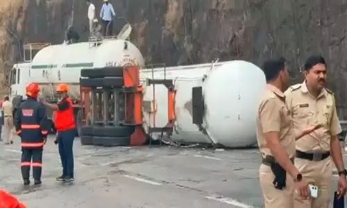 Maharashtra: खंडाला घाट पर केमिकल टैंकर पलटा, मुंबई-पुणे हाईवे 24 घंटे से ज्यादा समय तक जाम रहा Maharashtra: खंडाला घाट पर केमिकल टैंकर पलटा, मुंबई-पुणे हाईवे 24 घंटे से ज्यादा समय तक जाम रहा