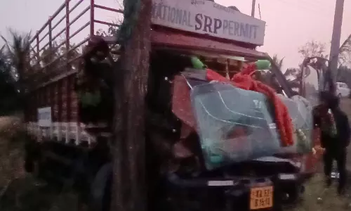 Gadag में क्रूजर और कैंटर वाहनों की टक्कर में 3 लोगों की मौत, 15 घायल Gadag में क्रूजर और कैंटर वाहनों की टक्कर में 3 लोगों की मौत, 15 घायल