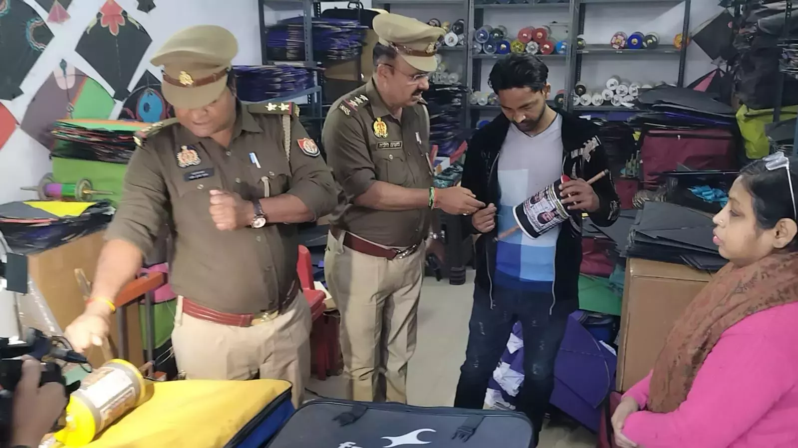 Lucknow: यूपी में जानलेवा मांझा पर कार्रवाई Lucknow: यूपी में जानलेवा मांझा पर कार्रवाई