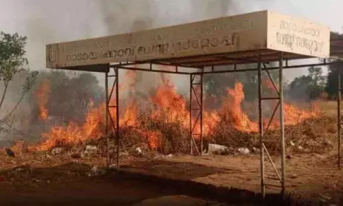 Madhaipara में आग लगी; दो एकड़ घास का मैदान जल गया Madhaipara में आग लगी; दो एकड़ घास का मैदान जल गया