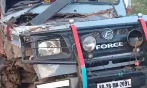 Karnataka में दो गाड़ियों की टक्कर में तीन महिला किसानों की मौत हो गई