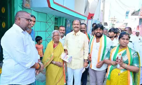 दल-बदल के बाद MLA कृष्णा मोहन रेड्डी ने कांग्रेस के लिए प्रचार किया दल-बदल के बाद MLA कृष्णा मोहन रेड्डी ने कांग्रेस के लिए प्रचार किया