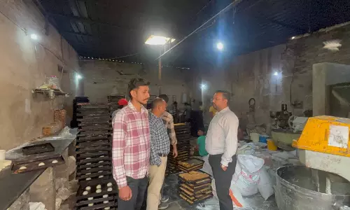 चाँद ब्रेड फैक्ट्री में रायपुर निगम का छापा, गंदगी मिलने पर सील