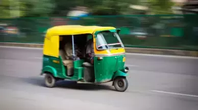 Kurnool में हाईवे पर स्टंट करने के आरोप में 3 ऑटो ड्राइवरों को गिरफ्तार किया