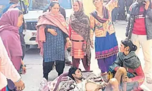 Bareilly: सीएमओ कार्यालय में मरीज ने हंगामा किया Bareilly: सीएमओ कार्यालय में मरीज ने हंगामा किया