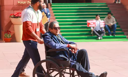 Shashi Tharoor बोले, विपक्ष के नेता को बोलने की इजाज़त मिलनी चाहिए Shashi Tharoor बोले, विपक्ष के नेता को बोलने की इजाज़त मिलनी चाहिए