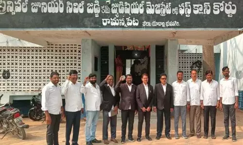 Lawyer स्वप्ना की हत्या के विरोध में रामन्नापेट के वकीलों ने काम का बहिष्कार किया Lawyer स्वप्ना की हत्या के विरोध में रामन्नापेट के वकीलों ने काम का बहिष्कार किया