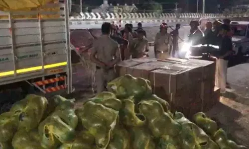Kerala में तरबूज की खेप के नीचे छिपाकर रखे गए विस्फोटक पदार्थ जब्त किए गए Kerala में तरबूज की खेप के नीचे छिपाकर रखे गए विस्फोटक पदार्थ जब्त किए गए