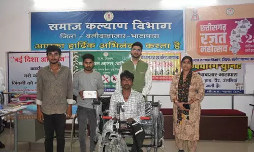 कलेक्टर ने दिव्यांगजनों को बांटे सहायक उपकरण