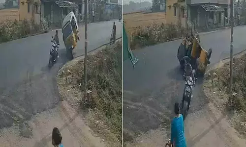 Odisha में स्कूटर के बीच में आने से ऑटो रिक्शा पलटा Odisha में स्कूटर के बीच में आने से ऑटो रिक्शा पलटा