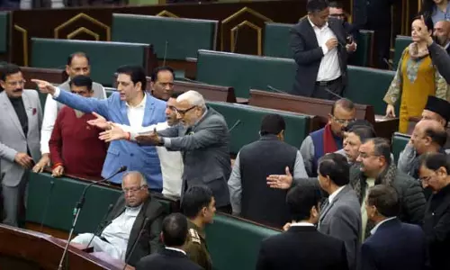 बोलने की इजाज़त न मिलने पर BJP विधायकों ने वॉकआउट किया बोलने की इजाज़त न मिलने पर BJP विधायकों ने वॉकआउट किया