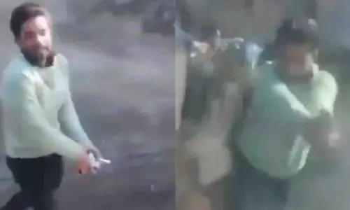 UP: बस्ती में ओवरटेकिंग विवाद के बाद बुलेट सवार ने चलती बस पर फायरिंग की UP: बस्ती में ओवरटेकिंग विवाद के बाद बुलेट सवार ने चलती बस पर फायरिंग की