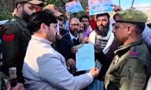RAMBAN: कांग्रेस ने मनरेगा बचाओ संग्राम जारी रखा, विरोध मार्च निकाला