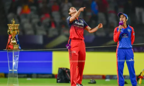 WPL 2026 फाइनल: RCB ने टॉस जीतकर DC के खिलाफ पहले गेंदबाज़ी चुनी WPL 2026 फाइनल: RCB ने टॉस जीतकर DC के खिलाफ पहले गेंदबाज़ी चुनी