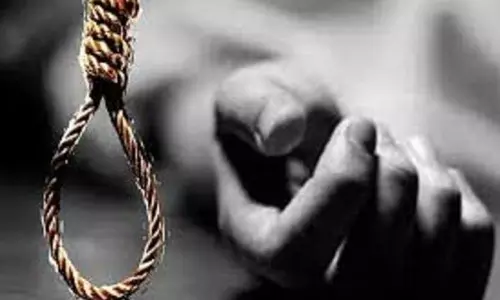 Auraiya: आत्महत्या की घटना से गांव में हड़कंप