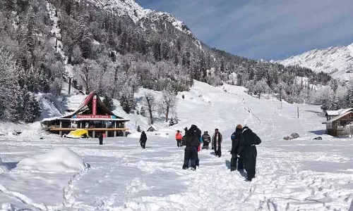 बर्फबारी से पर्यटन फिर से शुरू होने के कारण Solang घाटी में स्कीइंग, स्नोबोर्डिंग की धूम मची हुई