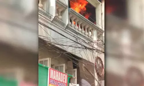 Hyderabad: गांधीनगर हॉस्टल में पूजा के दीये से आग लगी, सभी लोग सुरक्षित Hyderabad: गांधीनगर हॉस्टल में पूजा के दीये से आग लगी, सभी लोग सुरक्षित