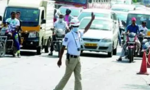 Kurnool में ट्रैफिक नियम तोड़ने वालों पर 81,000 से ज्यादा जुर्माने लगाए गए Kurnool में ट्रैफिक नियम तोड़ने वालों पर 81,000 से ज्यादा जुर्माने लगाए गए