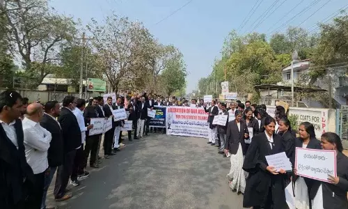 Lawyer कुमारी स्वप्ना की हत्या को लेकर कोठागुडेम में वकीलों ने विरोध प्रदर्शन किया Lawyer कुमारी स्वप्ना की हत्या को लेकर कोठागुडेम में वकीलों ने विरोध प्रदर्शन किया