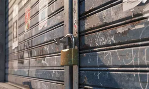 नगर निगम की सीलिंग में फंसी बच्ची, मामले पर परिवार और प्रशासन में टकराव नगर निगम की सीलिंग में फंसी बच्ची, मामले पर परिवार और प्रशासन में टकराव