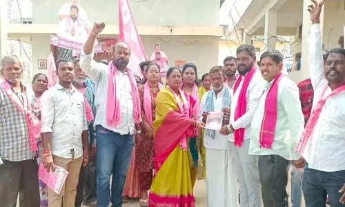 BRS उम्मीदवार टोंटा विनय कुमार ने नरसपुर नगर पालिका वार्ड के लिए विकास का वादा किया BRS उम्मीदवार टोंटा विनय कुमार ने नरसपुर नगर पालिका वार्ड के लिए विकास का वादा किया