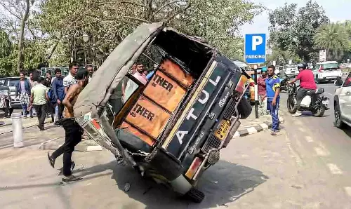 Bhubaneswar सड़कों पर हंगामा, नशे में ड्राइवर ने मचाया संकट Bhubaneswar सड़कों पर हंगामा, नशे में ड्राइवर ने मचाया संकट