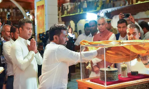 श्रीलंका के राष्ट्रपति ने PM मोदी को भगवान बुद्ध के अवशेष आगमन पर धन्यवाद दिया श्रीलंका के राष्ट्रपति ने PM मोदी को भगवान बुद्ध के अवशेष आगमन पर धन्यवाद दिया