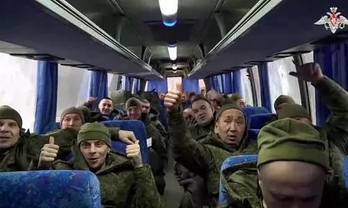 Ukraine और रूस ने 157 कैदियों की अबू धाबी में पहली अदला-बदली की Ukraine और रूस ने 157 कैदियों की अबू धाबी में पहली अदला-बदली की