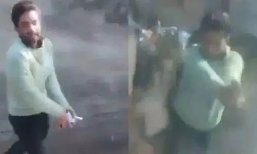 Overtaking विवाद के बाद शख्स ने बस पर फायरिंग की, वीडियो वायरल हुआ Overtaking विवाद के बाद शख्स ने बस पर फायरिंग की, वीडियो वायरल हुआ