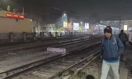 Uttarpara में ट्रेन की चपेट में आने से टीचर की मौत हो गई Uttarpara में ट्रेन की चपेट में आने से टीचर की मौत हो गई