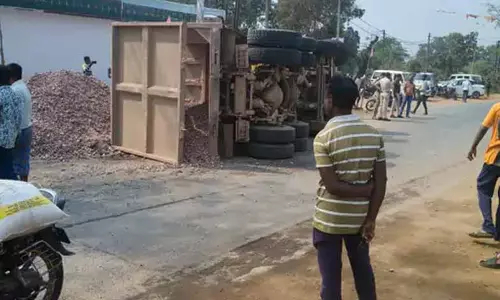 तेज रफ्तार हाइवा का कहर, बाइक सवार तीन लोग गंभीर घायल, हाइवा पलटी तेज रफ्तार हाइवा का कहर, बाइक सवार तीन लोग गंभीर घायल, हाइवा पलटी