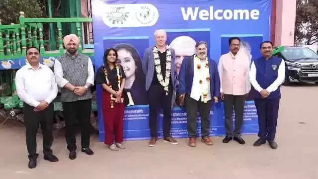 न्यूकैसल विश्वविद्यालय के कुलपति ने केआईआईटी और KISS का दौरा किया