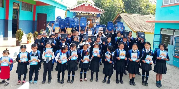 एकेडमिक सेशन शुरू, सरकार ने पहले दिन मुफ़्त टेक्स्टबुक और यूनिफ़ॉर्म बांटी एकेडमिक सेशन शुरू, सरकार ने पहले दिन मुफ़्त टेक्स्टबुक और यूनिफ़ॉर्म बांटी