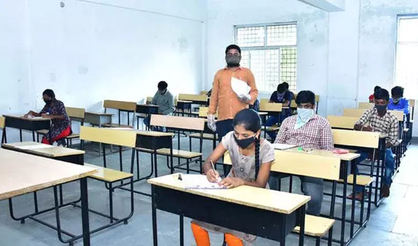 Telangana में इंटर प्रैक्टिकल एग्जाम में बड़े पैमाने पर नकल, एग्जामिनर डिबार Telangana में इंटर प्रैक्टिकल एग्जाम में बड़े पैमाने पर नकल, एग्जामिनर डिबार