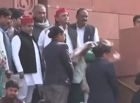 शशि थरूर सीढ़ियां उतरते वक्त गिरे, खुद वीडियो पोस्ट कर कहा, I am okay शशि थरूर सीढ़ियां उतरते वक्त गिरे, खुद वीडियो पोस्ट कर कहा, I am okay