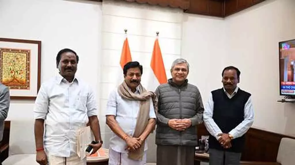 AIADMK सांसदों ने चेन्नई-चेंगलपट्टू उपनगरीय इलेक्ट्रिक ट्रेन को टिंडीवनम तक बढ़ाने पर ज़ोर दिया AIADMK सांसदों ने चेन्नई-चेंगलपट्टू उपनगरीय इलेक्ट्रिक ट्रेन को टिंडीवनम तक बढ़ाने पर ज़ोर दिया