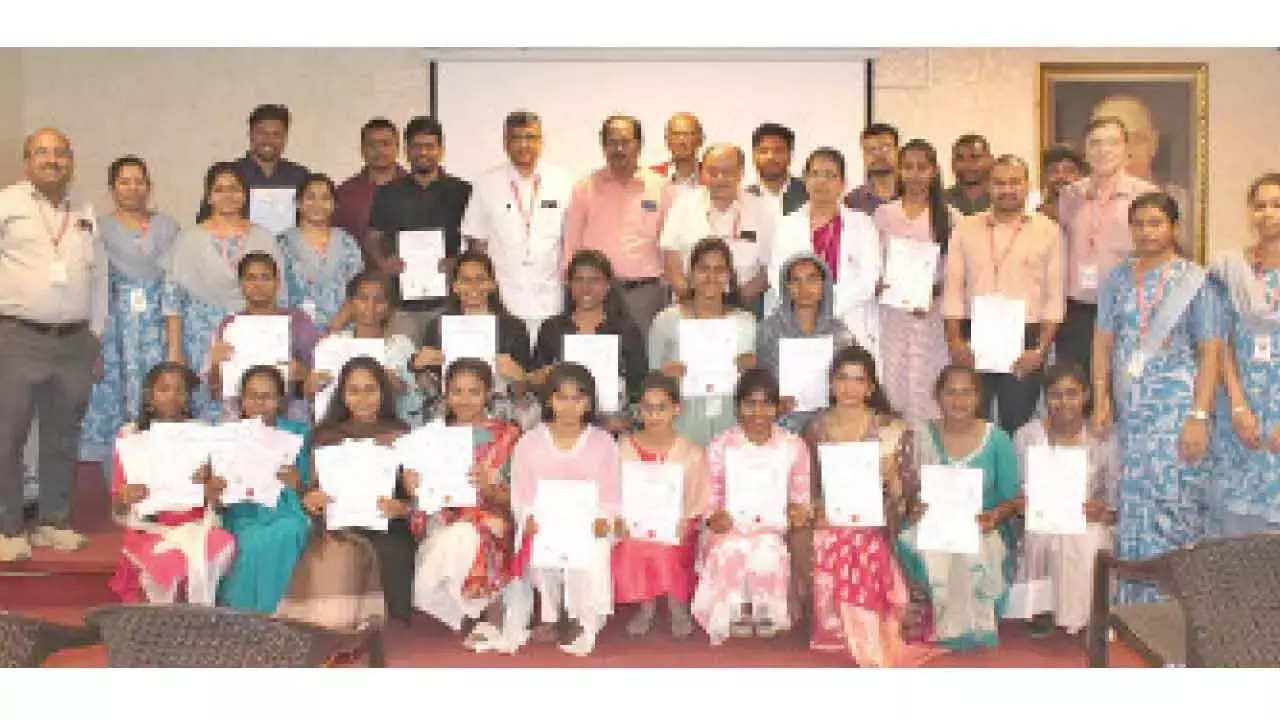 Andhra: स्टूडेंट्स से नैतिक मूल्यों और अनुशासन को बढ़ावा देने का आग्रह Andhra: स्टूडेंट्स से नैतिक मूल्यों और अनुशासन को बढ़ावा देने का आग्रह