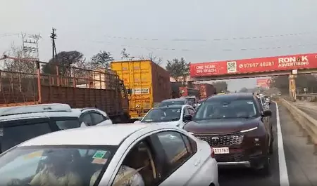 मुंबई-पुणे एक्सप्रेसवे पर ट्रैफिक बेहाल, यात्री परेशान मुंबई-पुणे एक्सप्रेसवे पर ट्रैफिक बेहाल, यात्री परेशान