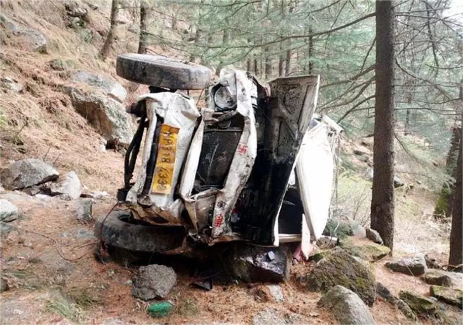 Himachal Pradesh: गहरी खाई में गिर गई जीप, चालक की माैत Himachal Pradesh: गहरी खाई में गिर गई जीप, चालक की माैत