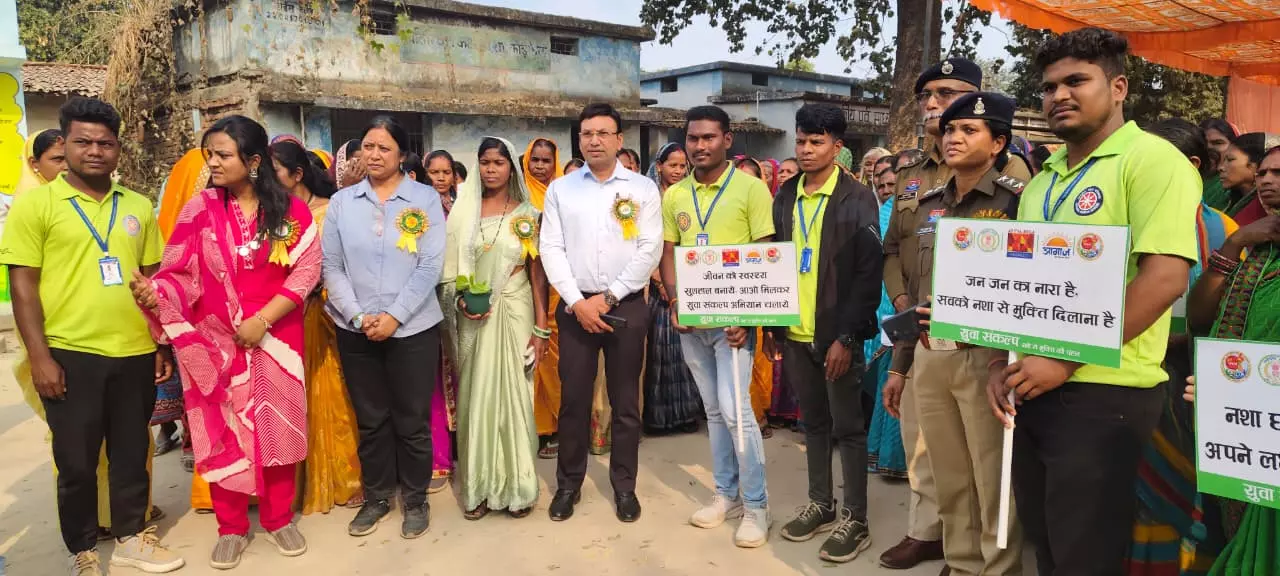 तमनार पहुंचे एसएसपी शशि मोहन सिंह ने ग्रामीणों से बातचीत की तमनार पहुंचे एसएसपी शशि मोहन सिंह ने ग्रामीणों से बातचीत की