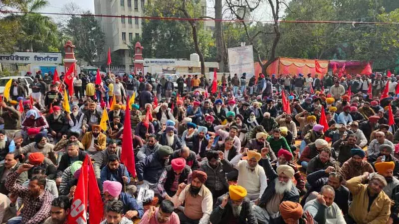 Punjab सरकार की नीतियों के खिलाफ पटियाला में बिजली कर्मचारियों ने विरोध रैली निकाली Punjab सरकार की नीतियों के खिलाफ पटियाला में बिजली कर्मचारियों ने विरोध रैली निकाली