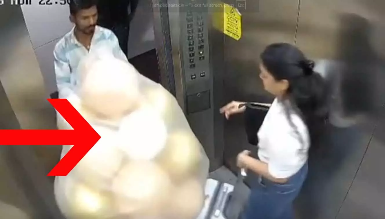 खौफनाक LIVE वीडियो...गुब्बारे के साथ लिफ्ट में घुसा, तभी... खौफनाक LIVE वीडियो...गुब्बारे के साथ लिफ्ट में घुसा, तभी...