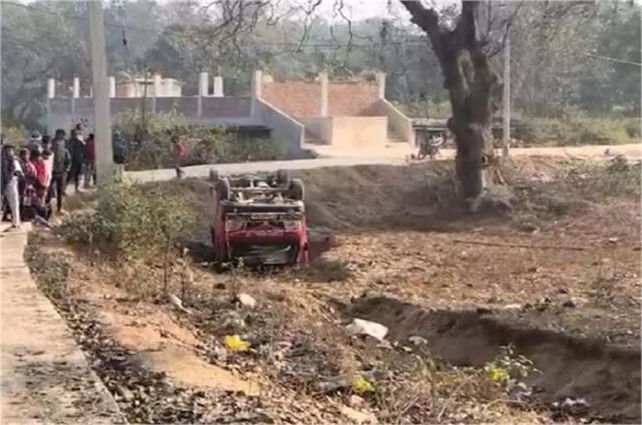 Jharkhand: स्कूली बच्चों से भरी वैन पलटी,मची अफरा-तफरी Jharkhand: स्कूली बच्चों से भरी वैन पलटी,मची अफरा-तफरी