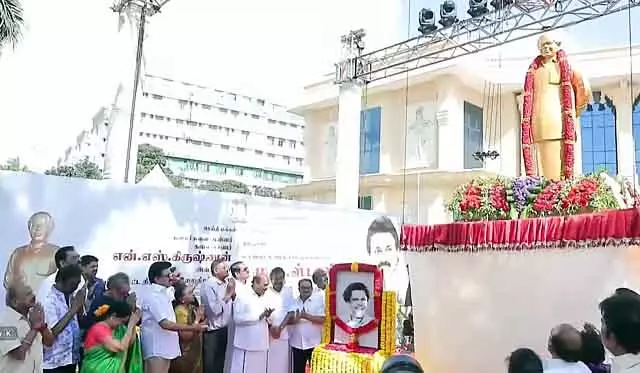 CM ने रेनोवेट की गई कलाईवनार प्रतिमा का उद्घाटन किया CM ने रेनोवेट की गई कलाईवनार प्रतिमा का उद्घाटन किया