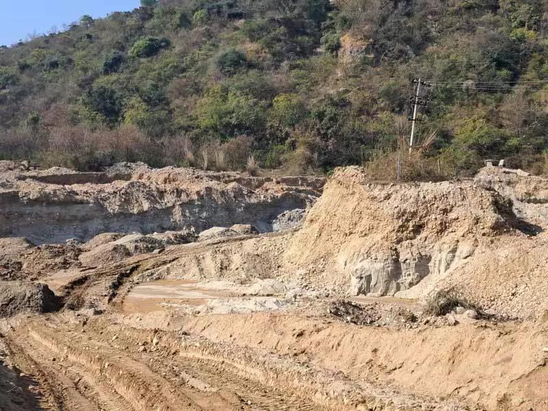 Ropar में अवैध खनन से शिवालिक पहाड़ियां तबाह हो रही, पर्यावरण को लेकर चिंता बढ़ गई Ropar में अवैध खनन से शिवालिक पहाड़ियां तबाह हो रही, पर्यावरण को लेकर चिंता बढ़ गई